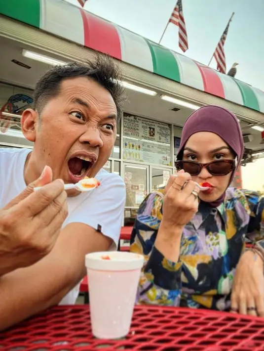 Makin kece, ia melengkapi penampilannya dengan kacamata hitam. (Instagram/hanungbramantyo).