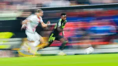 Pemain Real Madrid Vinicius Junior (kanan) berlari menggiring bola di sebelah pemain Rayo Vallecano Florian Lejeune pada pertandingan sepak bola Liga Spanyol di Stadion Vallecas, Madrid, Spanyol, 7 November 2022. Rayo Vallecano mengalahkan Real Madrid dengan skor 3.2. (AP Photo/Manu Fernandez)