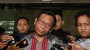 Mahfud MD yang mengenakan batik cokelat itu mengaku hanya ingin menjelaskan fakta terkait perkara yang juga telah menjerat manta Ketua MK Akil Mochtar di KPK, Jakarta, Senin (8/12/2014). (Liputan6.com/Herman Zakharia)