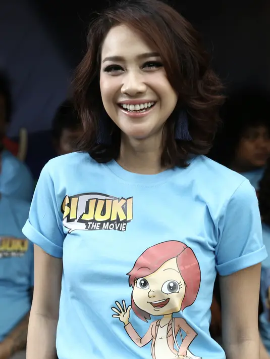 "Ini voice akting. Jadi rekamannya dulu baru dibuat karakternya. Jadi ini bukan dubbing banget. Di luar bikin animasi, kalau saat rekaman full acting. Nah nanti saat syutingnya direkam," ujar BCL. (Galih W. Satria/Bintang.com)