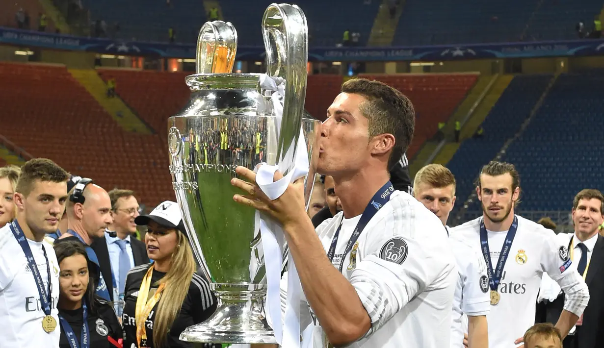 Bersama Real Madrid, Cristiano Ronaldo meraih trofi juara UEFA Champions League usai mengalahkan Atletico Madrid pada final di San Siro Stadium, Milan, (28/12/2016). (AFP/Gerard Julien)