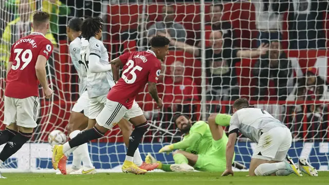 Foto: Aksi Jadon Sancho Gocek Milner Hingga Terjatuh, Manchester United Benamkan Liverpool di Liga Inggris