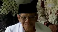 Jusuf Kalla menjenguk Kiai Hasyim Muzadi.