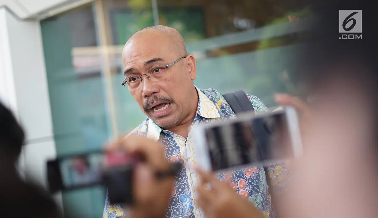 Azas Tigor Nainggolan menyampaikan keterangan saat mendaftarkan gugatan terhadap PT PLN (Persero) terkait mati listrik massal di PN Jakarta Selatan, Rabu (21/8/2019). PLN diangap telah melakukan perbuatan melawan hukum dan meminta PLN meminta maaf secara terbuka. (Liputan6.com/Immanuel Antonius)