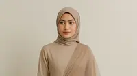5 Model Gamis dengan Selendang Tile Simple, Elegan dan Mudah Dipadukan