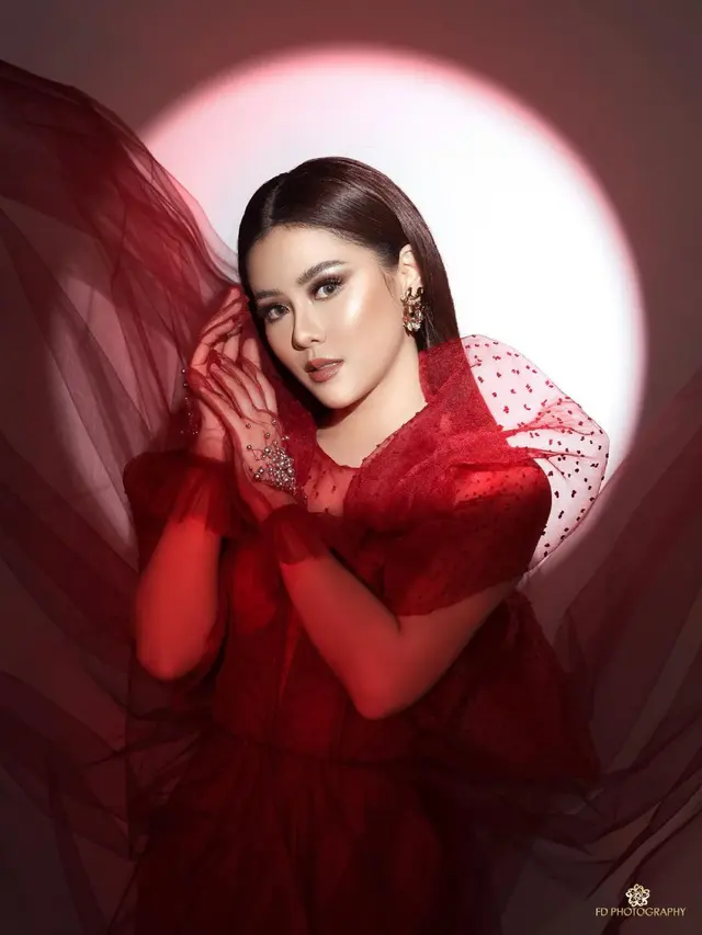 Biasa Natural, Ini 6 Potret Melisa Hartanto dengan Makeup Tebal