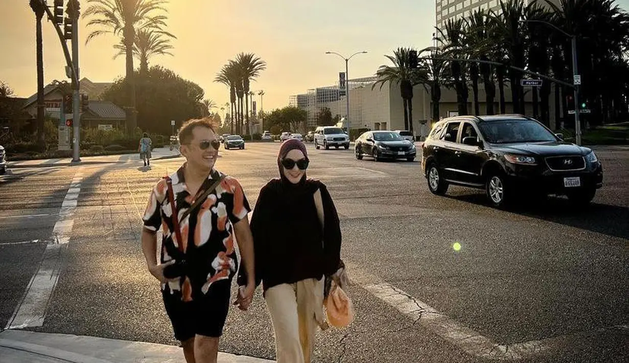 Selama di Amerika, OOTD hijab Zaskia Adya Mecca tak luput dari perhatian. Ibu 5 anak ini tampil dengan busana yang nyaman dan penuh gaya. (Instagram/zaskiadyamecca).