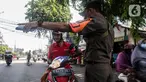 Petugas mengarahkan pengendara motor saat Razia Protokol Kesehatan di kawasan Kebayoran Lama, Jakarta, Selasa (19/10/2021). Razia PPKM Level 3 kerap dilakukan demi memutus rantai penyebaran covid 19, dengan sanksi denda Rp 100.000 dan sanksi sosial seperti menyapu jalan. (Liputan6.com/Johan Tallo)