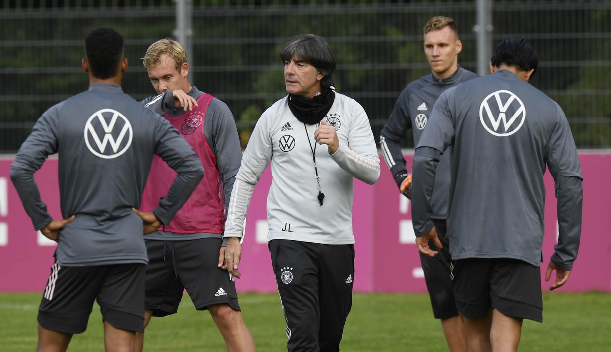 Pelatih Timnas Jerman, Joachim Loew, memimpin sesi latihan jelang laga UEFA Nations League di Stuttgart, Senin (31/8/2020). Jerman akan berhadapan dengan Spanyol. (AFP/Thomas Kienzle)