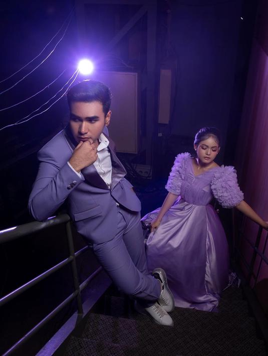 Selain membawa pulang piala duo, Hari LIDA membawa 3 piala kemenangan dari kategori yang berbeda. Yakni, Penyanyi Dangdut Solo Pria Terpopuler, Sosial Media Darling, hingga kategori Grup Dangdut/Daerah Terpopuler bersama JD Eleven. (Liputan6.com/IG/hariiputraa_lida2020)