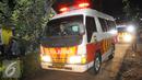 Ambulan yang membawa jenazah terduga teroris pergi meninggalkan lokasi, Setu, Tangerang Selatan, Banten, Rabu (21/12). Jenazah terduga teroris rencananya akan diperiksa di ruang Instalasi Kedokteran Forensik RS Polri. (Liputan6.com/Helmi Afandi)