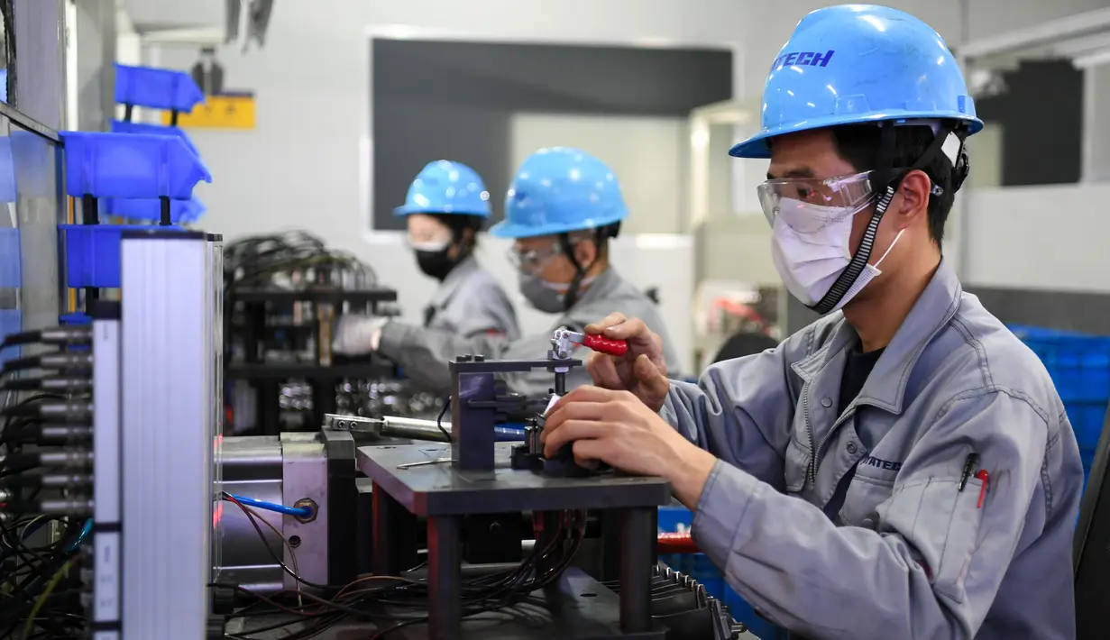 Sejumlah orang bekerja di pabrik pembuatan komponen pesawat terbang di zona teknologi tinggi Wuxi, Jiangsu, China (26/2/2020). Sebanyak 8.200 perusahaan di zona teknologi tinggi Wuxi telah memulai kegiatan produksinya kembali, termasuk 5.302 perusahaan industri di zona tersebut. (Xinhua/Li Bo)