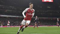 Bintang Arsenal, Mesut Ozil mencatatkan namanya dalam daftar pemberi assist terbanyak dengan torehan lima assist hingga pekan ke-16 Premier League. (AFP/ Ben Stansall)