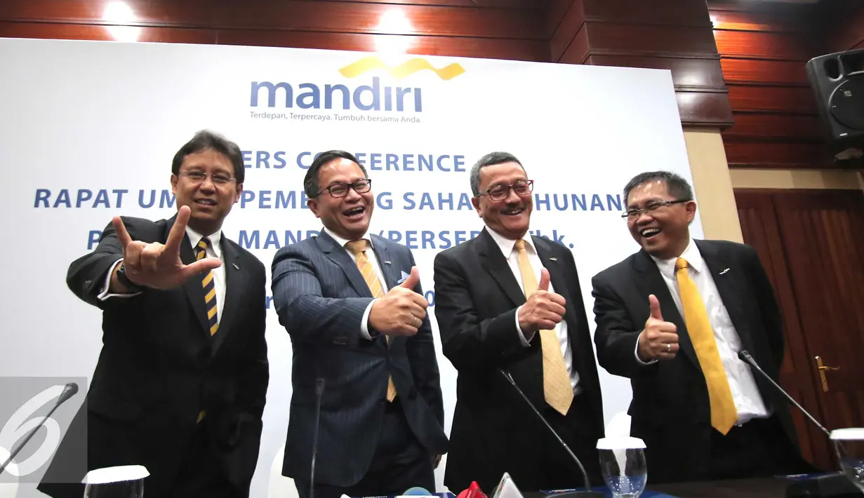 Ki-ka: Mantan Dirut Bank Mandiri Budi G Sadikin, Dirut terpilih Kartika Wirdjoatmodjo, Mantan Direktur Sentot A Sentausa dan Direktur terpilih Rico Usthavia Frans usai konpers RUPS Tahunan Bank Mandiri, Jakarta, Senin (21/3). (Liputan6.com/Angga Yuniar)