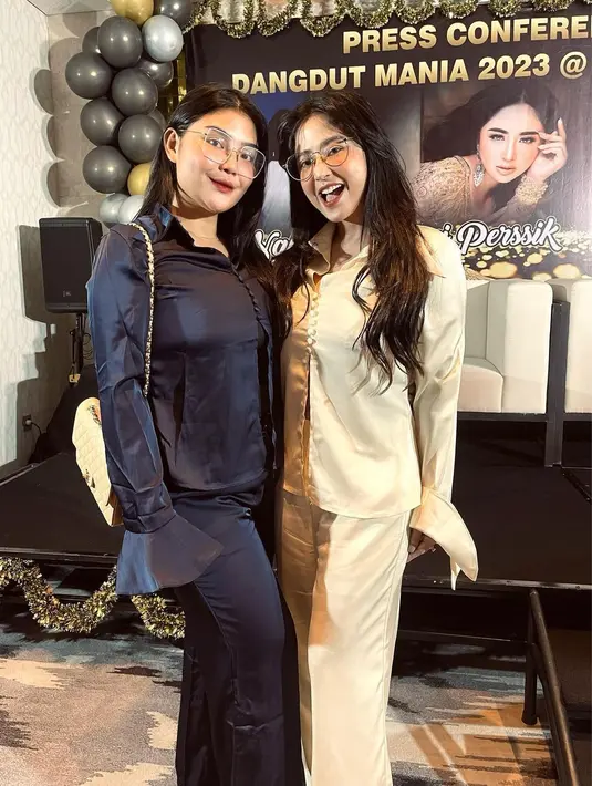 Setelah rumah tangganya dengan Angga Wijaya cerai pada tahun lalu, ada seorang pria yang dekat dengan Depe.  Bahkan, pria tersebut juga rutin transfer uang ke rekenening Depe. [Instagram/dewiperssik9]