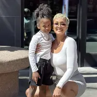 Kimberly yang kini berusia 4 tahun sudah tampil stylish seperti sang mamah. Keduanya kompak mengenakan atasan putih lengan panjang dan kalung rantainya. (@kimmyjayanti)