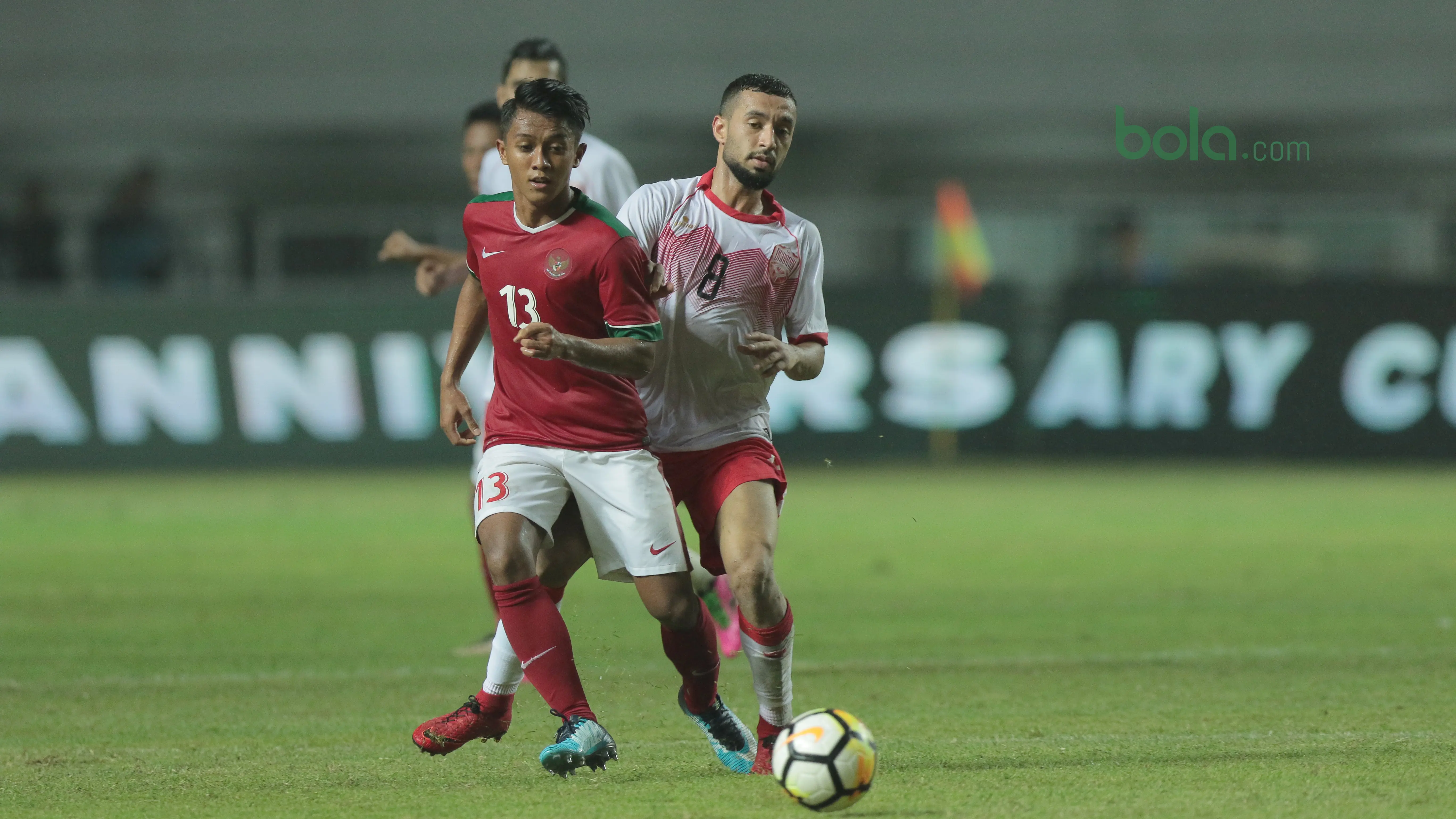 Pemain Timnas Indonesia U-23, Febri Haryadi saat melawan Bahrain pada laga PSSI Anniversary Cu 2018 di Stadion Pakansari, Bogor, (26/4/2018). Bahrain menang 1-0. (Bola.com/Nick Hanoatubun)