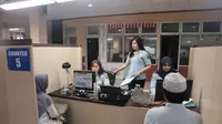 Jelang musim haji tahun ini, Kantor Imigrasi Kelas I Non TPI Kota Tangerang membuka pelayanan paspor khusus untuk calon jamaah haji dan umroh, Sabtu (8/2/2020). (Liputan6/Pramita)