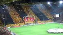 Fans Dortmund melakukan aksi-aksi koreografi di Stadion Signal Iduna Park untuk menyemangati tim idolanya bermain.