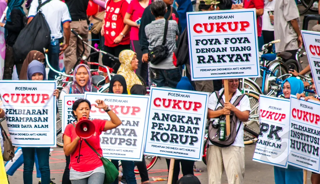 Sejumlah aktivis Perempuan Indonesia Antikorupsi menggelar aksi damai menolak korupsi di Bundaran HI, Jakarta, Minggu (8/3/2015). Mereka juga meminta Presiden Jokowi tegas dalam memberantas korupsi di Indonesia. (Liputan6.com/Yoppy Renato) 