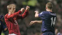 Phil Neville (kiri) pindah ke Everton pada musim 2005 dan tampil sebanyak 242 kali bersama The Toffees. (AFP/ Paul Barker)