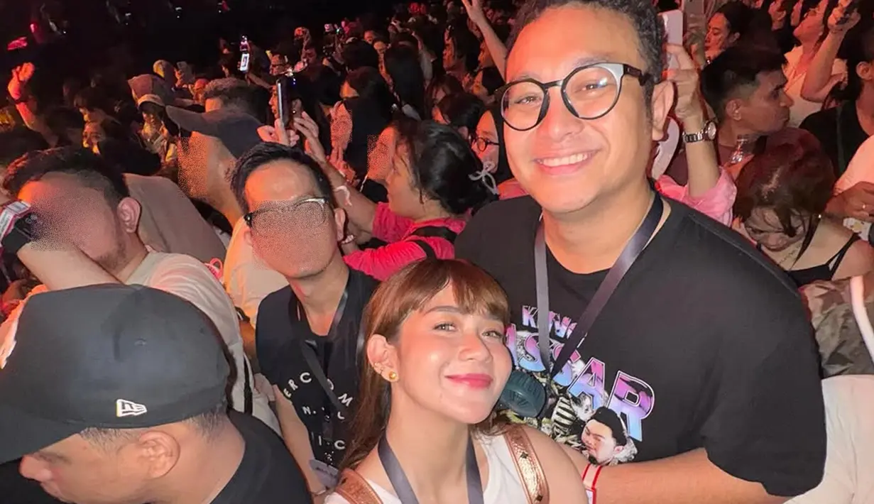 Sepanjang konser, Gilang dan Adiezty terlihat asyik bernyanyi mengikuti lagu-lagu hits Maroon 5. Mereka juga merekam beberapa momen spesial selama pertunjukan berlangsung. Bagi mereka, menonton konser bersama seperti ini terasa seperti kembali ke masa pacaran. (Liputan6.com/IG/@adieztyfersa)