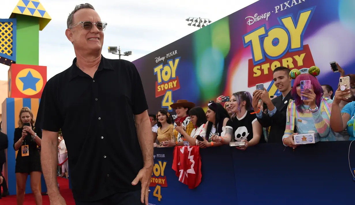 Tom Hanks berpose saat tiba menghadiri pemutaran perdana film "Toy Story 4" di El Capitan di Los Angeles (11/6/2019). Tom Hanks mengisi suara sebagai Woody di film tersebut. (AP Photo/Chris Pizzello)