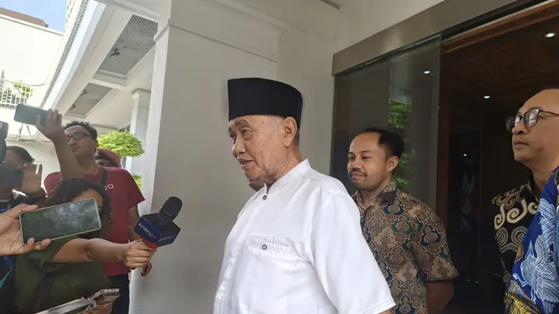 Mantan Ketua Komisi Pemberantasan Korupsi (KPK) Agus Rahardjo menyambangi Komisi Pemiihan Umum (KPU) untuk meminta kepastian hukum perihal putusan Bawaslu dan meloloskan dirinya jadi Anggota DPD Jawa Timur. (Merdeka.com/Alma Fikhasari)