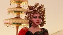 Penyanyi fenomenal Syahrini perankan tokoh Roro Jonggrang dalam pameran foto ‘Alkisah’ yang bertempat di Atrium East Mall Grand Indonesia. (Wimbarsana/Bintang.com)