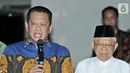 Ketua MPR Bambang Soesatyo (kiri) memberi keterangan usai bertemu Wakil Presiden terpilih Ma'ruf Amin (kanan) di Jalan Situbondo, Jakarta, Selasa (15/10/2019). Pimpinan MPR mengantarkan undangan pelantikan Presiden dan Wakil Presiden pada 20 Oktober 2019 mendatang. (merdeka.com/Iqbal Nugroho)