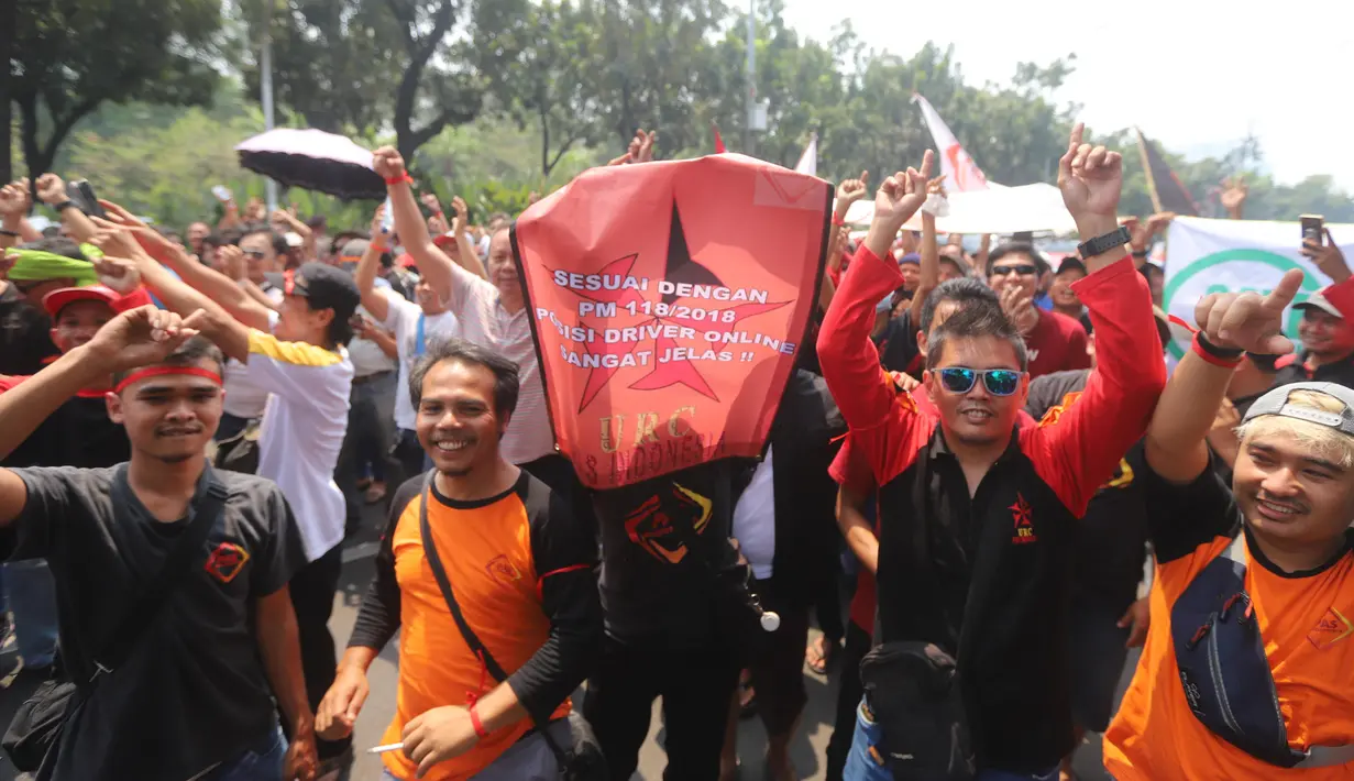 Puluhan sopir taksi online melakukan unjuk rasa di depan Balai Kota Jakarta, Senin (19/8/2019). Mereka meminta Gubernur DKI Jakarta Anies Baswedan agar angkutan sewa khusus atau taksi online untuk bebas dari kebijakan perluasan ganjil genap. (Liputan6.com/Angga Yuniar)