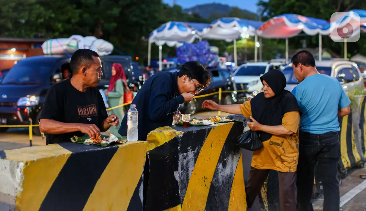 Pemudik beristirahat sambil menyantap makanan di dermaga penyebrangan di Pelabuhan Merak, Cilegon, Banten, Sabtu (6/4/2024). (Liputan6.com/Angga Yuniar)