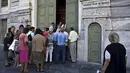 Sejumlah Orang menunggu giliran untuk masuk ke Bank Nasional di Athena, Yunani (20/7/2015). Meskipun telah kembali beroperasi, namun pembatasan masih terjadi, seperti untuk transaksi transfer ke luar negeri. (REUTERS / Ronen Zvulun)