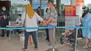 Pengunjung melewati akses skrining kondisi sebelum memasuki Rumah Sakit Siloam, Jakarta, Sabtu (7/3/2020). RS Siloam menyediakan fasilitas tenda isolasi sementara, ruangan dekontaminasi dan pengecekan suhu tubuh guna mengantisipasi penyebaran virus corona COVID-19. (Liputan6.com/Herman Zakharia)