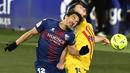 Pemain Barcelona, Clement Lenglet, duel udara dengan pemain Huesca, Shinji Okazaki, pada laga Liga Spanyol di Stadion El Alcoraz, Minggu (3/1/2021). Barcelona menang tipis dengan skor 1-0. (AP/Alvaro Barrientos)