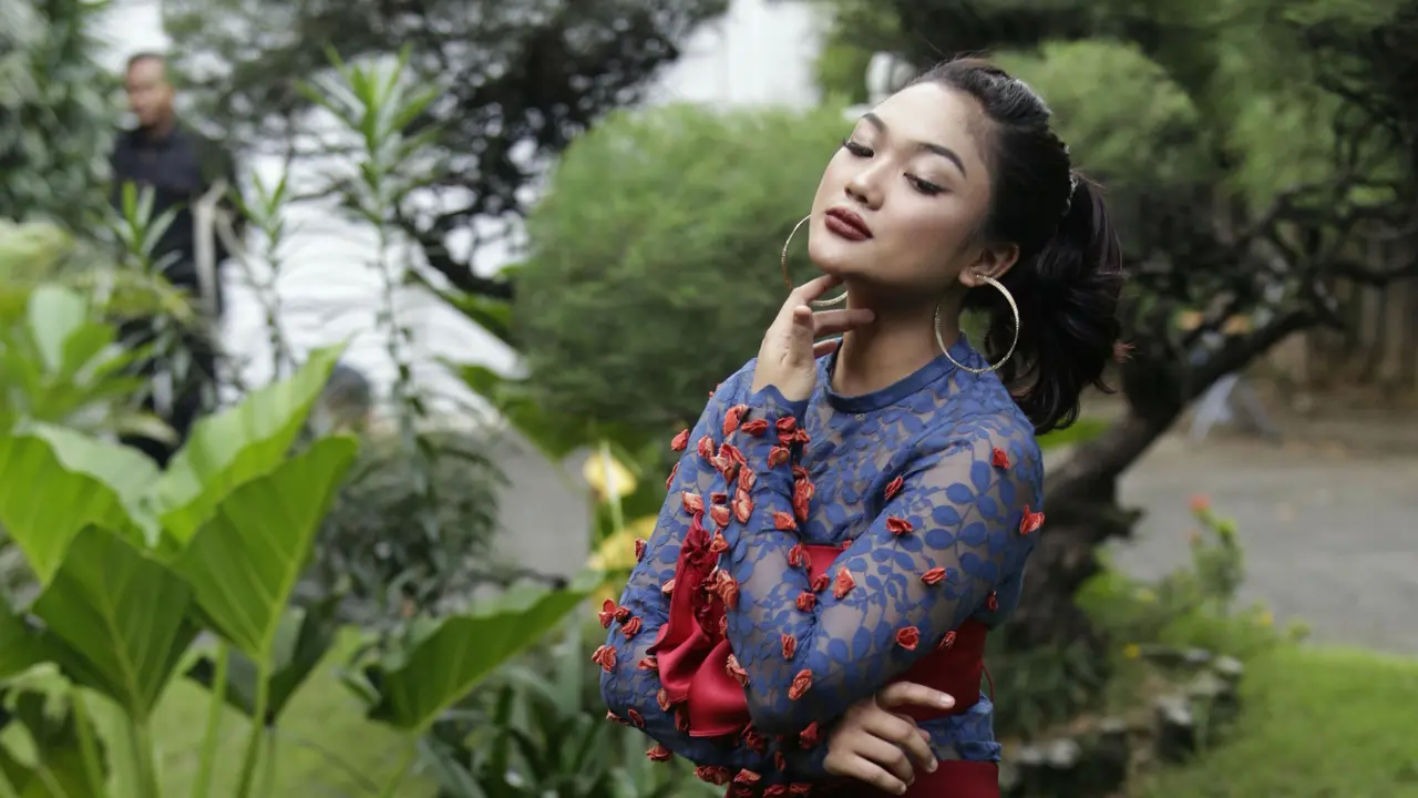 Seksinya Marion Jola Saat Kenakan Gaun Merah
