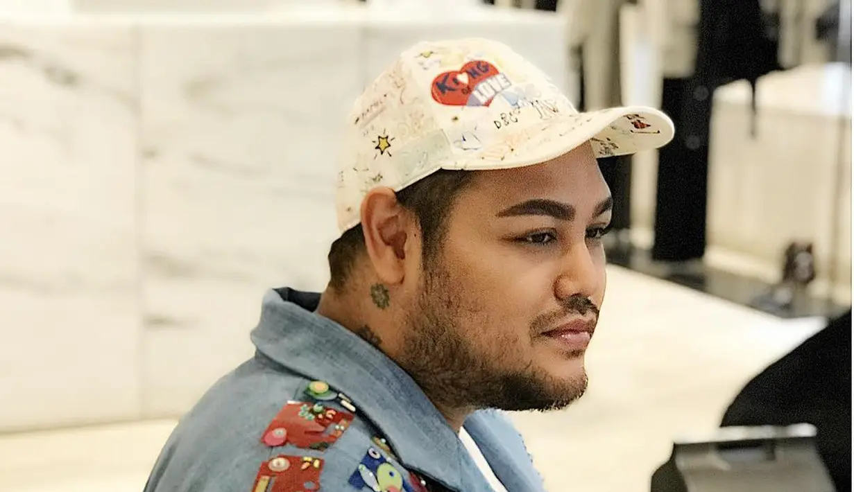 Ketika ditanyakan foto keseraannya yang lenyap di akun Instagram miliknya, presenter itu juga memberikan penjelasan tak mau banyak mengumbar kemesraan yang membuat heboh. (instagram/ivan_gunawan)