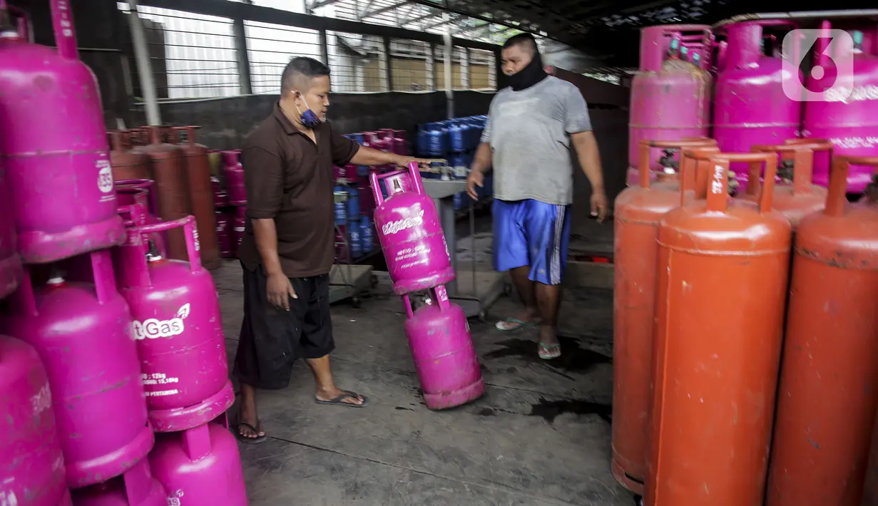 Pekerja saat bongkar muat elpiji 3 kilogram dari truk di Jakarta, Selasa (4/5/2021). Suku Dinas Tenaga Kerja Tranmigrasi dan Energi Jakarta Pusat pastikan stok tabung elpiji dinyatakan aman hingga H+7 hari raya Idul Fitri. (Liputan6.com/Johan Tallo)