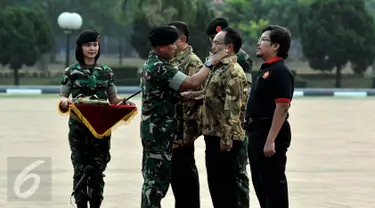 Jenderal Panglima TNI Moeldoko memberikan pembaretan dan jaket kepada Pimpinan Redaksi, Jakarta, Selasa (16/6/2015). Pembaretan ini sebagai bentuk penghargaan kepada media yang mempunyai peran penting dalam kehidupan sosial. (Liputan6.com/JohanTallo)