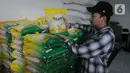Pedagang beras merapikan beras Stabilisasi Pasokan Harga Pangan Beras (SPHP) Bulog di pasar Perumnas Klender, Jakarta Timur Senin (28/8/2023). (merdeka.com/Imam Buhori)