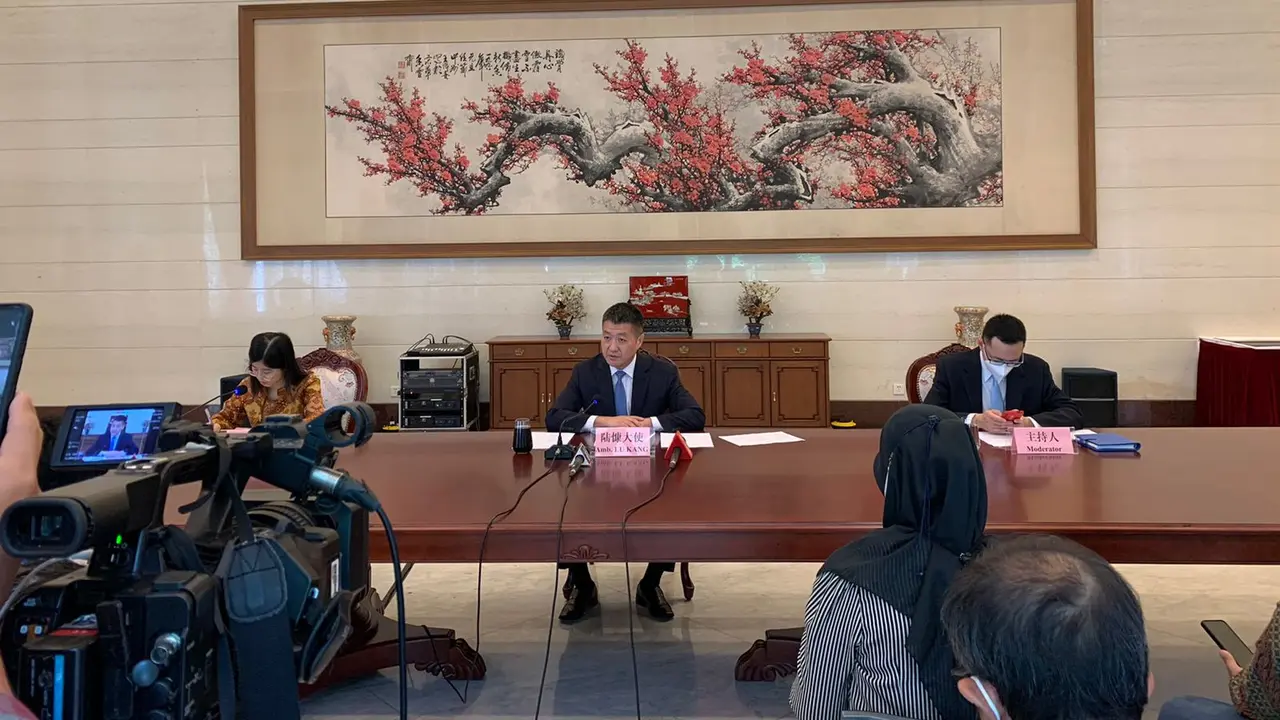 Duta Besar China untuk Indonesia, Lu Kang dalam press briefing di Kediaman Dubes Tiongkok pada Rabu (21/12/2022). (Liputan6/Benedikta Miranti)