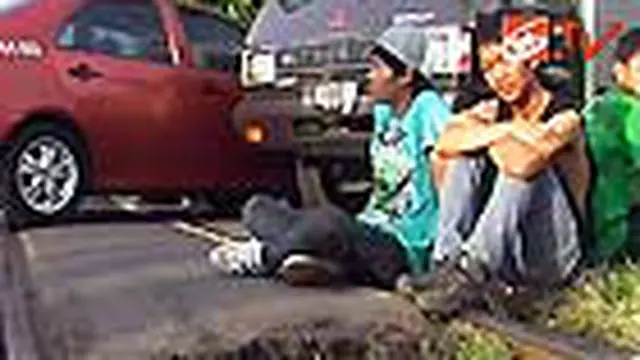Bonek Blokir Jalur KA Stasiun Gubeng