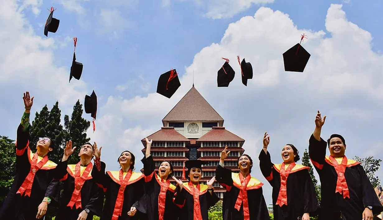 Momen bersejarah ini pun Febby unggah melalui akun Instagram pribadinya. Tak hanya momen wisuda, ia juga mengunggah momen di mana ia melalukan gladi resik bersama teman-temannya. (Foto: instagram.com/febbyrastanty)