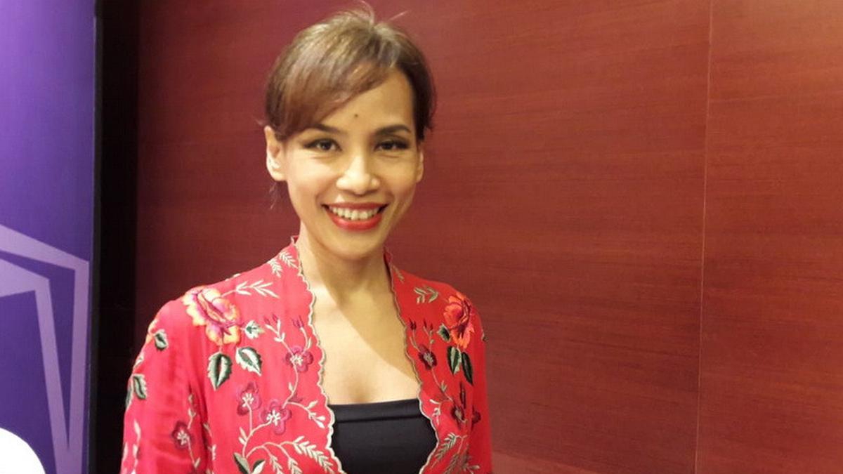 Ayu Utami Terima Penghargaan Ahmad Bakrie Award