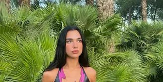 Dua Lipa baru saja merayakan hari ulang tahunnya yang ke-27. Di hari ulang tahunnya, lagi-lagi Dua Lipa sukses membuat pecinta fashion berdecak kagum dengan pilihan gaun yang dikenakannya. (instagram/dualipa)