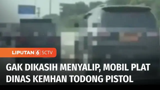 Aksi koboi jalanan, seorang pengendara mobil mewah menodongkan senjata api ke pengendara lain di ruas Tol Jagorawi, Jakarta Timur. Video arogansi pengendara mobil berplat dinas Kementerian Pertahanan itu pun viral.
