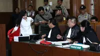 Dengarkan Kesaksian, Jessica Wongso Lepas Baju Tahanan