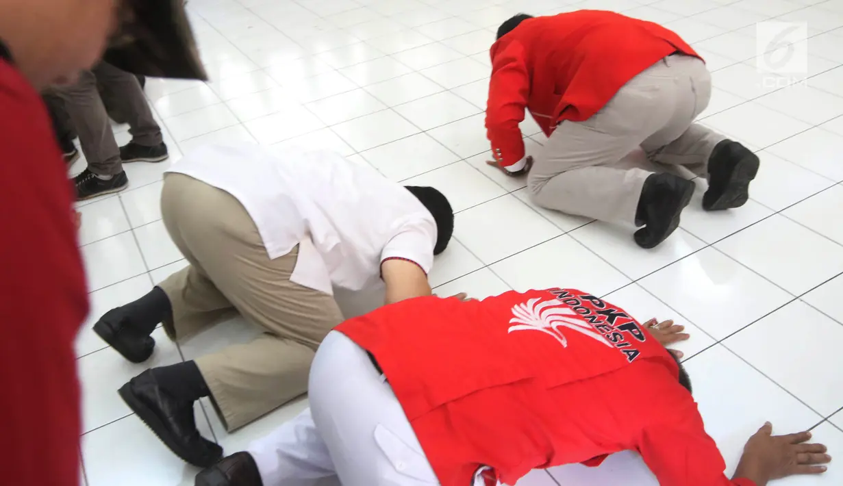 Kader Partai Keadilan dan Persatuan Indonesia (PKPI) melakukan sujud syukur seusai mendengarkan pembacaan putusan di PTUN Jakarta, Rabu (11/4). (Liputan6.com/Arya Manggala)