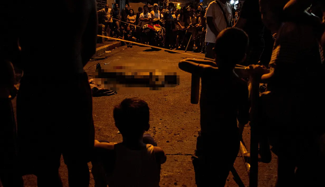 Warga melihat jasad pengguna narkoba di Manila (2/8). Filipina akan memberitahu Menlu AS Rex Tillerson terkait keprihatinannya atas perang Narkoba yang menewaskan ribuan nyawa karena "laporan media yang berlebihan". (AFP Photo/Noel Celis)