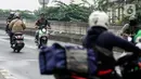 Warga menggunakan sepeda motor melintasi jalan Bintaro Permai, Jakarta, Rabu (15/6/2022). Korps Lalu Lintas (Korlantas) Polri menghimbau kepada masyarakat khususnya pengguna motor untuk tidak menggunakan sandal dan celana pendek saat berkendara dikarenakan,sandal jepit tidak akan melindungi bagian kaki pengendara. (Liputan6.com/Johan Tallo)